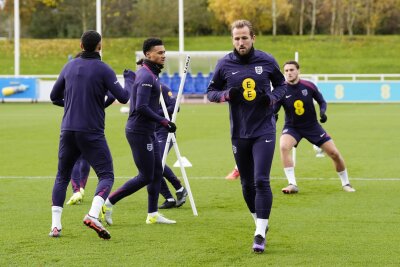 Tuchel beobachtet und schweigt: England unter Druck - Englands Fußballer um Kapitän Harry Kane (vorne) stehen in der Nations League unter Druck.