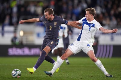 Tuchel oder Guardiola? England benötigt "Weltklasse-Trainer" - Bayern-Stürmer Harry Kane (l) siegt mit England in Helsinki.