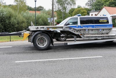 Tür herausgerissen: LKW rast in Gegenverkehr auf B107 - Auf der B107 kam es Dienstagvormittag zu einem schweren Unfall. Foto: Sören Müller