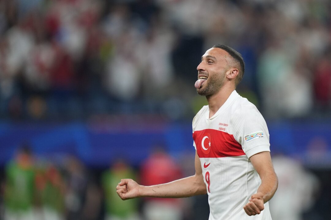 Türkei müht sich ins Achtelfinale - Der Türke Cenk Tosun jubelt nach seinem Treffer zum 2:1-Endstand.