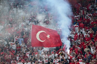 Türkei müht sich ins Achtelfinale - Wie schon in den ersten Gruppenspielen unterstützen viele türkische Fans ihr Nationalteam.