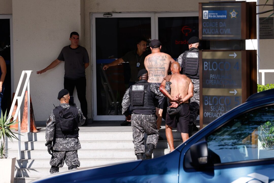 Tumulte vor Halbfinale in Rio: Mehr als 250 Festnahmen - Fußball-Fans von Penarol werden nach Tumulten auf eine Polizeistation gebracht.