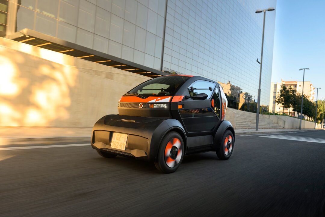 Twizy-Nachfolger Duo surrt auf schmaler Spur durch die Stadt - Der Renault Twizy kehrt als Mobilize Duo zurück und ist in Frankreich ab ca. 10.000 Euro erhältlich. Nach Deutschland kommt er Anfang 2025.