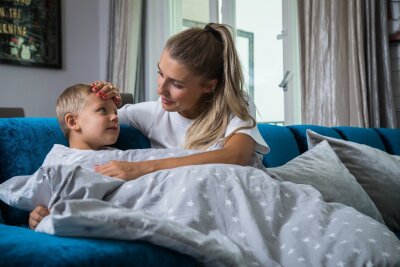 Typische Kinderkrankheiten im Überblick - Der enge Körperkontakt zwischen Eltern und Kind sorgt zusätzlich für ein Ansteckungsrisiko.