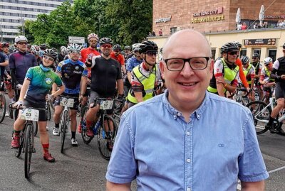 Über 1.000 Radfahrer nehmen am 12. Fichtelberg- Radmarathon teil - Oberbürgermeister Sven Schulze eröffnet den 12. Fichtelberg- Radmarathon. Foto: Harry Härtel