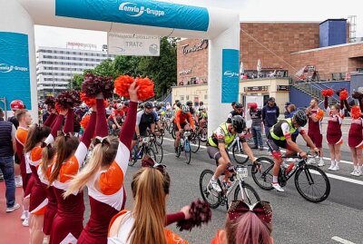 Über 1.000 Radfahrer nehmen am 12. Fichtelberg- Radmarathon teil - In Chemnitz ist der 12. Fichtelberg- Radmarathon gestartet. Foto: Harry Härtel