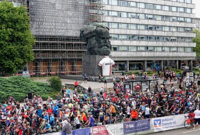 Über 1.000 Radfahrer nehmen am 12. Fichtelberg- Radmarathon teil - In Chemnitz ist der 12. Fichtelberg- Radmarathon gestartet. Foto: Harry Härtel