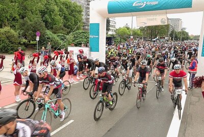 Über 1.000 Radfahrer nehmen am 12. Fichtelberg- Radmarathon teil - In Chemnitz ist der 12. Fichtelberg- Radmarathon gestartet. Foto: Harry Härtel