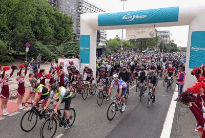 Über 1.000 Radfahrer nehmen am 12. Fichtelberg- Radmarathon teil - In Chemnitz ist der 12. Fichtelberg- Radmarathon gestartet. Foto: Harry Härtel