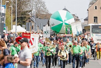 Über 1000 Zuschauer beim Maibaum setzen in Chemnitz - Viele Zuschauer beim Maibaum setzen in Chemnitz. Foto: Jan Haertel/ ChemPic