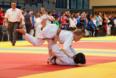 Über 300 Judokas bei Mitteldeutschen Einzelmeisterschaften in Oelsnitz dabei - Julius Heinze (JC Dynamo Oelsnitz, in der Luft) im Kampf mit Renzo Pereira (PSV Leipzig). Foto: Johannes Schmidt