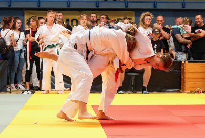 Über 300 Judokas bei Mitteldeutschen Einzelmeisterschaften in Oelsnitz dabei - Alexis Eckart (ASV Oelsnitz, roter Gürtel) im Kampf mit Lilli Schadenberg (Haldensleber JC). Foto: Johannes Schmidt