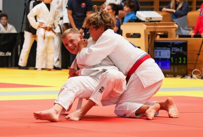 Über 300 Judokas bei Mitteldeutschen Einzelmeisterschaften in Oelsnitz dabei - Dominik Roth (ASV Oelsnitz, links) im Kampf mit Julius Reuken (JC Jena). Foto: Johannes Schmidt