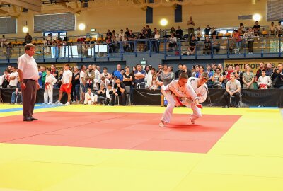 Über 300 Judokas bei Mitteldeutschen Einzelmeisterschaften in Oelsnitz dabei - Oleg Khabarov (PSV Plauen, roter Gürtel) im Kampf mit Emil Eulitz (1. Dessauer JC). Foto: Johannes Schmidt