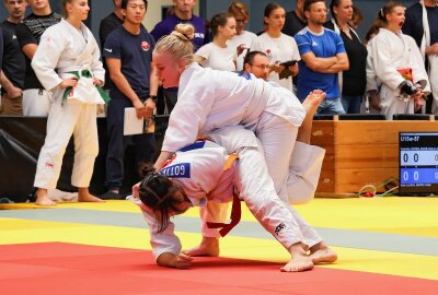 Über 300 Judokas bei Mitteldeutschen Einzelmeisterschaften in Oelsnitz dabei - Stacy Knoll (JV Ippon Rodewisch) im Kampf mit Elinor Gottesmann (JC Leipzig). Foto: Johannes Schmidt