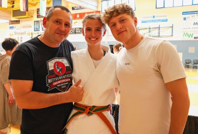 Über 300 Judokas bei Mitteldeutschen Einzelmeisterschaften in Oelsnitz dabei - Von links: Stellvertretender Vorsitzender des ASV Oelsnitz Thomas Benkert, Alexis Eckart (ASV Oelsnitz), Landesstützpunkttrainer U15/U18 vom Judo-Verband Sachsen Frederik Jäde. Foto: Johannes Schmidt