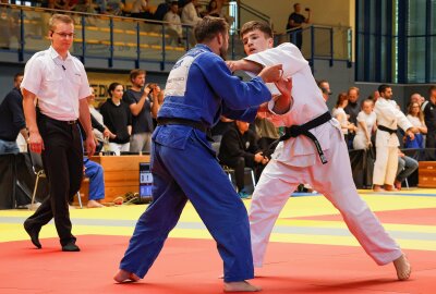 Über 300 Judokas bei Mitteldeutschen Einzelmeisterschaften in Oelsnitz dabei - Stefan Schulze (Judoclub Leipzig, blauer Anzug) im Kampf mit Moritz Dornick (Judoclub Leipzig). Foto: Johannes Schmidt