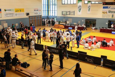 Über 300 Judokas bei Mitteldeutschen Einzelmeisterschaften in Oelsnitz dabei - Medaillen und Urkunden für die Plätze 1 bis 3 wurden nach den Wettkämpfen vergeben. Foto: Johannes Schmidt