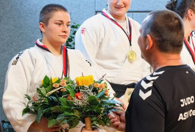 Über 300 Judokas bei Mitteldeutschen Einzelmeisterschaften in Oelsnitz dabei - Selina Lewandowski (Judo-Club Chrimmitschau, links) wurde in ihrer Gewichtsklasse Platz 2. Hier erhält sie einen Glückwunsch von Thomas Benkert (Stellvertretender Vorsitzender ASV Oelsnitz). Foto: Johannes Schmidt