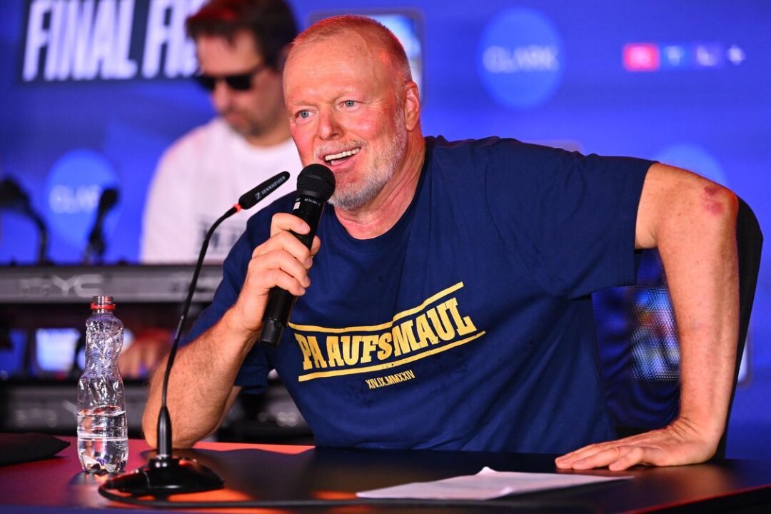 Über Nacht an die Chartspitze: Auch Stefan Raabs Comeback als Musiker glückt - Bei seiner Pressekonferenz nach dem Kampf gegen Box-Weltmeisterin Regina Halmich trug Stefan Raab einen Schriftzug mit dem Titel seines neuesten Hits "Pa aufs Maul".