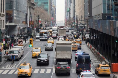 Überarbeitete City-Maut in New York soll im Januar kommen - Autos ohne Ende - in Manhattan bislang Alltag. (Archivbild)