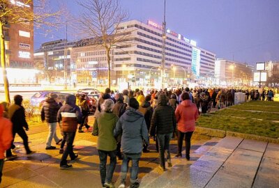 Überblick: Erneut Proteste gegen die Corona-Maßnahmen in ganz Sachsen - Am Montagabend protestierten erneut Menschen in Chemnitz gegen die von der Politik verhängten Maßnahmen zur Eindämmung der Corona-Pandemie . Foto: Harry Haertel