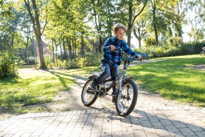 Überblick: Kopfschmerzen bei Kindern verstehen und vorbeugen - Raus ins Freie: Regelmäßige Bewegung senkt das Kopfschmerzrisiko.