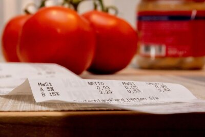 Überblick: Wo wir überall Steuern zahlen - Nicht nur bei Tomaten: Beim Einkaufen zahlt man die Mehrwertsteuer.