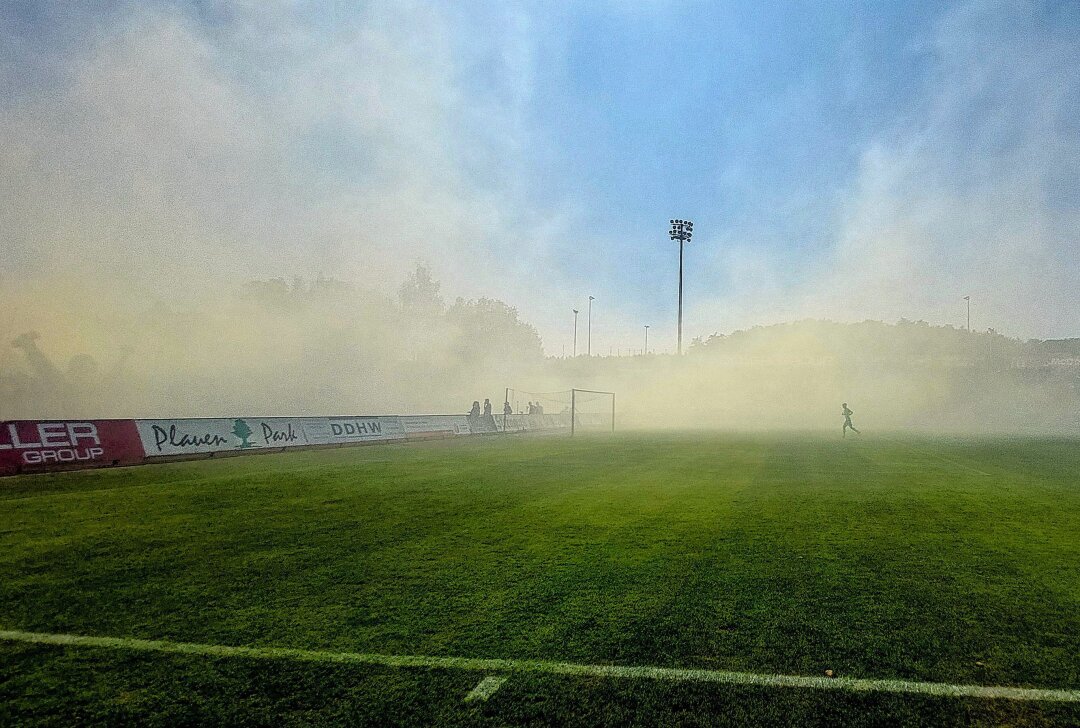 Überfall der Jena-Fans aufs Plauener Vogtlandstadion - Polizei ermittelt - Zwischenzeitlich war das Vogtlandstadion von den Jenaer Anhängern vernebelt worden. 1.000 Fans unterstützten den FC Carl Zeiss in Plauen. Foto: Karsten Repert