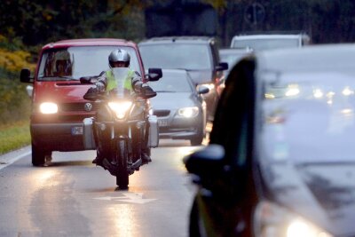 Überhol-Unfall: Kommt die Versicherung um Zahlung herum? - Vorsicht und gegenseitige Rücksichtnahme - auch beim Überholen: So kommen alle im Verkehr sicher ans Ziel.