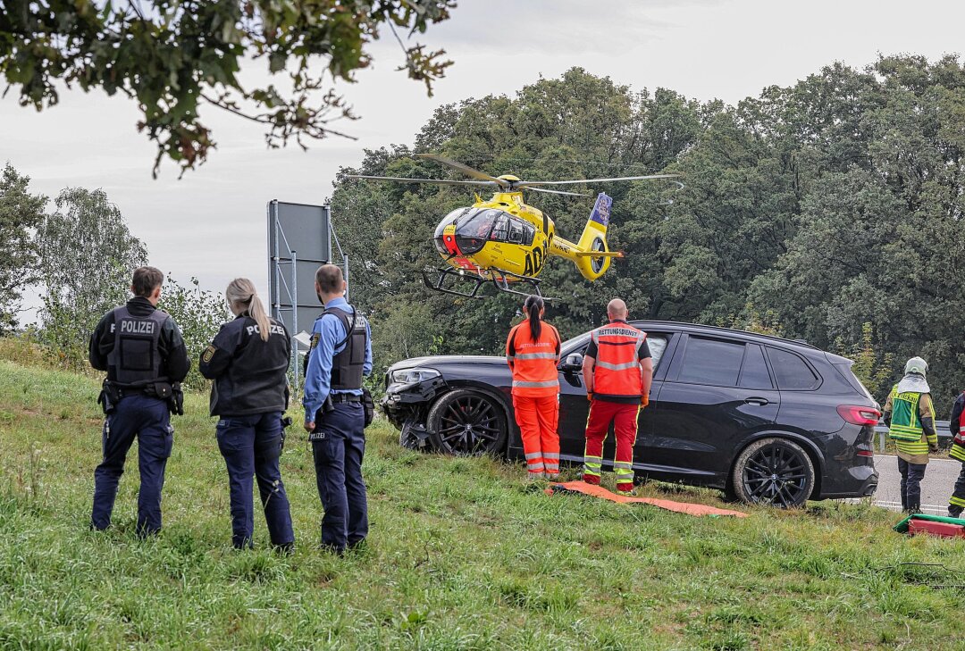 Überholmanöver endet mit Crash: Fahrer und 12-jähriges Kind verletzt - Am Donnerstagmorgen ereignete sich gegen 7.30 Uhr ein Verkehrsunfall auf der B175/B180 Richtung Waldenburg. Foto: Andreas Kretschel