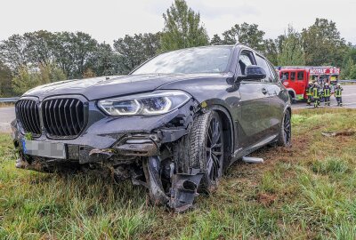 Überholmanöver endet mit Crash: Fahrer und 12-jähriges Kind verletzt - Aufgrund des langsamen Tempos des Transporters setzte ein PKW BMW zum Überholen an. Der Transporter beabsichtigte aber nach links abzubiegen, dabei kam es zum Zusammenstoß der beiden Fahrzeuge. Foto: Andreas Kretschel