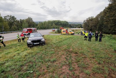 Überholmanöver endet mit Crash: Fahrer und 12-jähriges Kind verletzt - Der 52-jährige BMW-Fahrer und ein 13-jähriges Kind (Insasse des BMW) mussten medizinisch behandelt werden. Foto: Andreas Kretschel