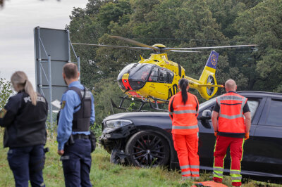 Überholmanöver endet mit Crash: Fahrer und 12-jähriges Kind verletzt -  Ein Rettungshubschrauber flog zur Unfallstelle. Foto: Andreas Kretschel