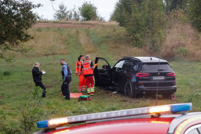 Überholmanöver endet mit Crash: Fahrer und 12-jähriges Kind verletzt -  Der BMW kam auf einem Feld zum Stehen. Foto: Andreas Kretschel