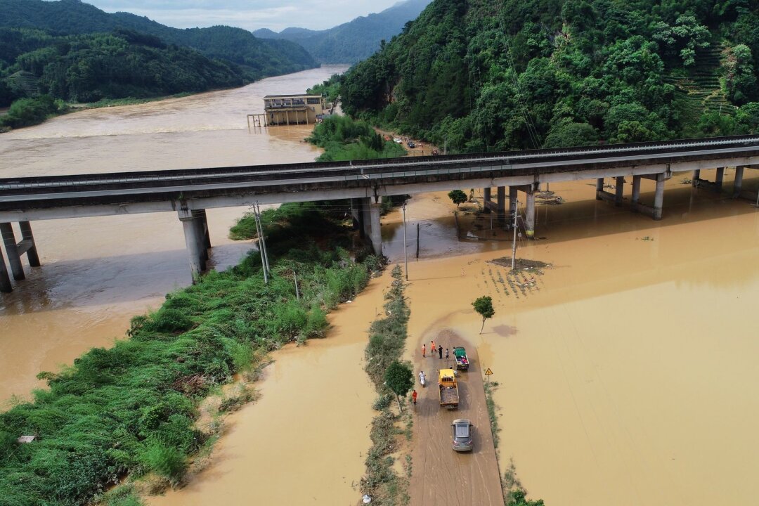 Überschwemmungen in China: Zehntausende Menschen evakuiert - Teile der chinesischen Provinz Fujian stehen unter Wasser.