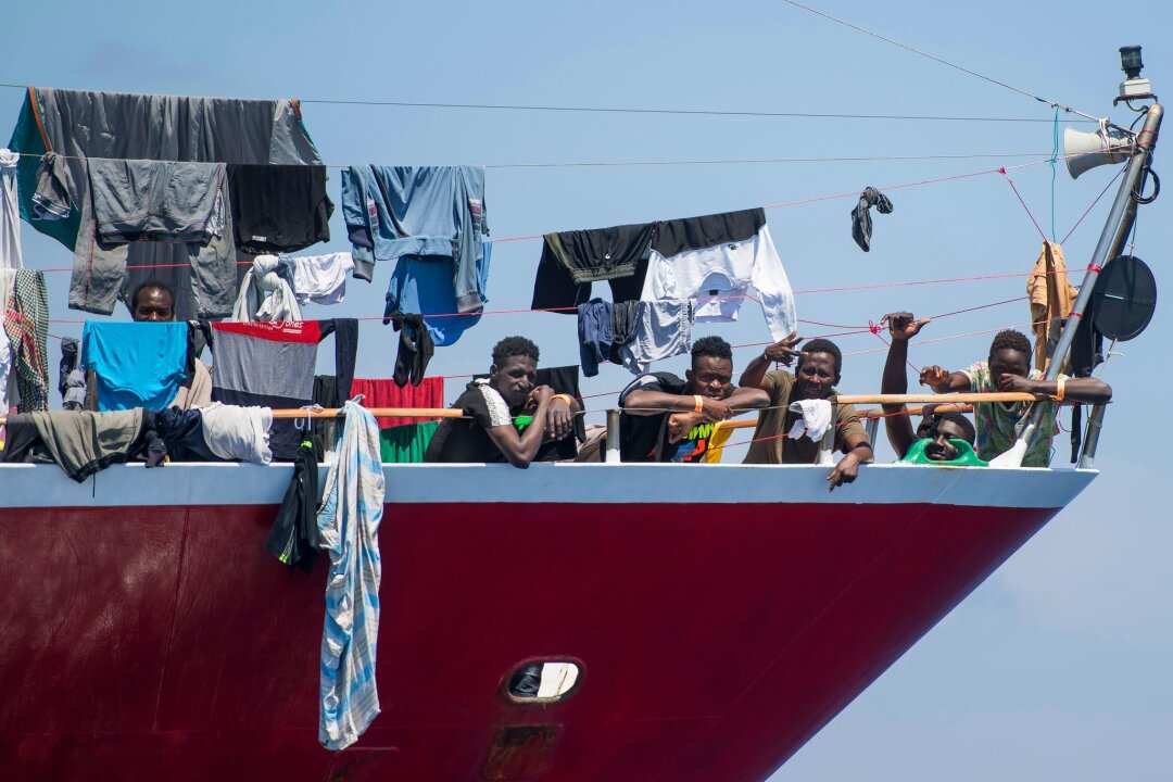 Umfassender Umsetzungsplan für EU-Asylreform vorgelegt - Migranten an Bord eines Schiffes der "Captain Morgan Cruises": Auch die Verteilung der Schutzsuchenden auf die EU-Staaten wird mit einem "Solidaritätsmechanismus" neu geregelt.