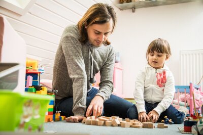 Umfrage: Kinderbetreuung bringt Eltern im Job oft Nachteile - Auch wenn viele Arbeitgeber Flexibilität betonen, hat ein Großteil der Eltern im Job schon negatives Feedback erfahren, wenn sie sich für die Kinderbetreuung freinehmen mussten.