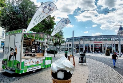 Umfragekönigin Eyleen hat den coolsten Job der Welt! - "Eddys-Natur-Eis" steht samstags immer am Postplatz vor dem Landratsamt. Foto: Karsten Repert