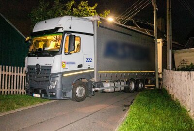 Umleitung wird zum Verhängnis: LKW bleibt in Wohnsiedlung stecken - Einem LKW-Fahrer aus Tschechien wurde eine Umleitung am Freitagabend zum Verhängnis. Foto: André März