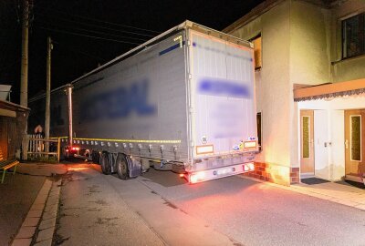 Umleitung wird zum Verhängnis: LKW bleibt in Wohnsiedlung stecken - Einem LKW-Fahrer aus Tschechien wurde eine Umleitung am Freitagabend zum Verhängnis. Foto: André März