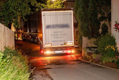 Umleitung wird zum Verhängnis: LKW bleibt in Wohnsiedlung stecken - Einem LKW-Fahrer aus Tschechien wurde eine Umleitung am Freitagabend zum Verhängnis. Foto: André März