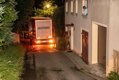 Umleitung wird zum Verhängnis: LKW bleibt in Wohnsiedlung stecken - Der Fahrer folgte nicht der ausgeschilderten Umleitungsstrecke, sondern er umfuhr die Baustelle direkt durch die enge Ortschaft Hohndorf. Foto: André März