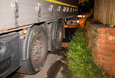 Umleitung wird zum Verhängnis: LKW bleibt in Wohnsiedlung stecken - Der Fahrer folgte nicht der ausgeschilderten Umleitungsstrecke, sondern er umfuhr die Baustelle direkt durch die enge Ortschaft Hohndorf. Foto: André März