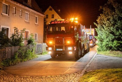 Umleitung wird zum Verhängnis: LKW bleibt in Wohnsiedlung stecken - Neben der Polizei, musste am späten Freitagabend auch ein Bergungsunternehmen anrücken. Foto: André März