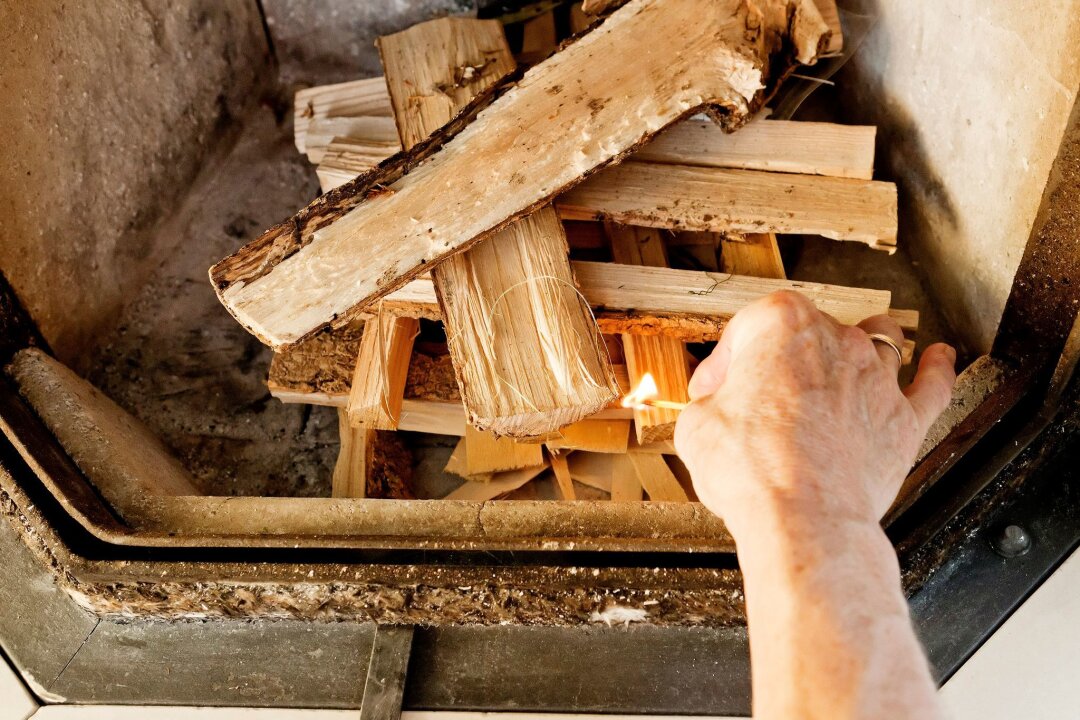 Umweltfreundlich und gesund: So gelingt das Heizen im Kamin - Als Gitter geschichtet: Beim Anheizen des Kamins kommt es auf die richtige Anordnung der Holzscheite an. 