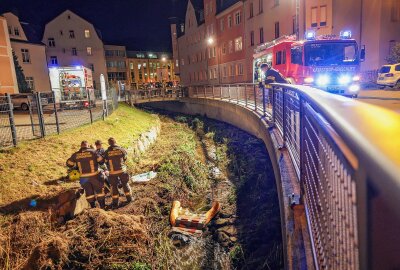 Umweltverschmutzung in Westsachsen: Mehrere hundert Liter Heizöl ausgelaufen - Ölsperre hinter dem Kindergarten. Foto: Andreas Kretschel