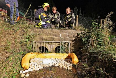 Umweltverschmutzung in Westsachsen: Mehrere hundert Liter Heizöl ausgelaufen - Ölsperre hinter dem Kindergarten. Foto: Andreas Kretschel