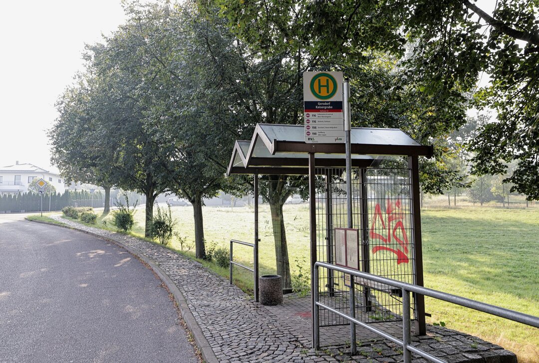 Unbekannte beschmieren Bushaltestellen in Gersdorf: Ermittlungen laufen - Unbekannte beschmieren Bushaltestellen in Gersdorf. Foto: Andreas Kretschel