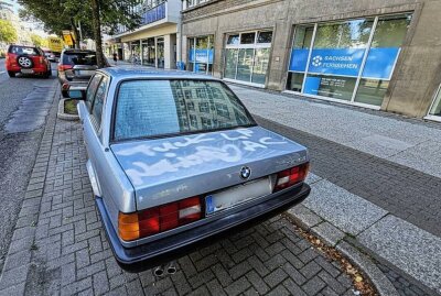 Unbekannte beschmieren und zerkratzen Kunstobjekt im Zentrum - Unbekannte beschmieren und zerkratzen Kunstobjekt im Zentrum. Foto: Harry Härtel